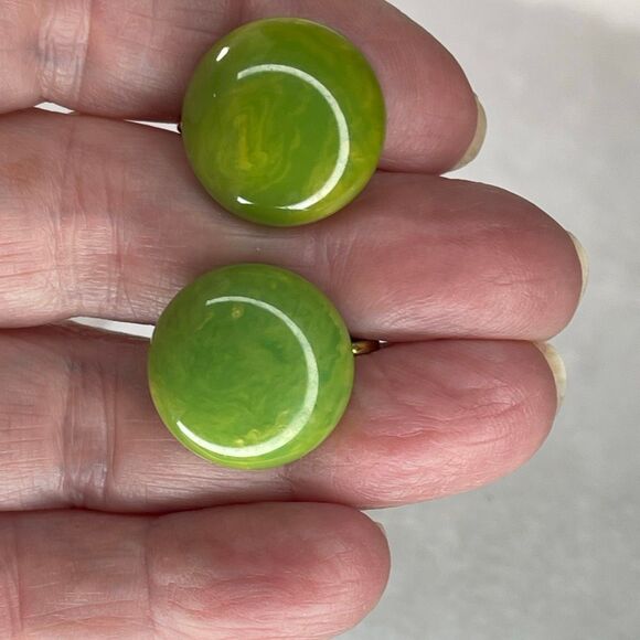 Vintage green swirled glass button earrings screwback clasp. - Picture 4 of 7